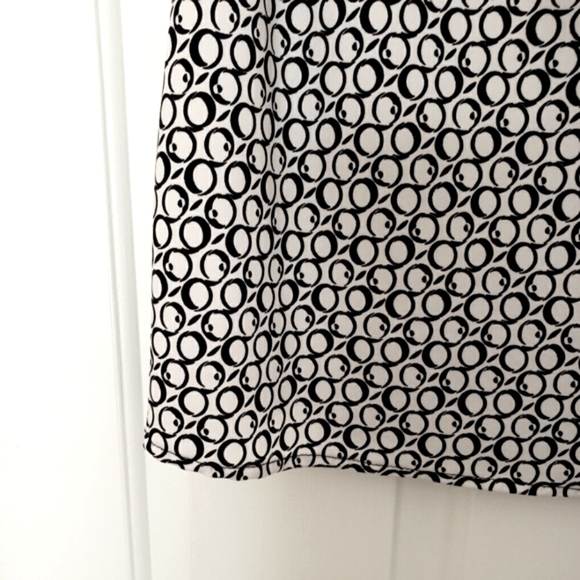 Ellen Tracy Stylish Sleeveless Top - Picture 3 of 4